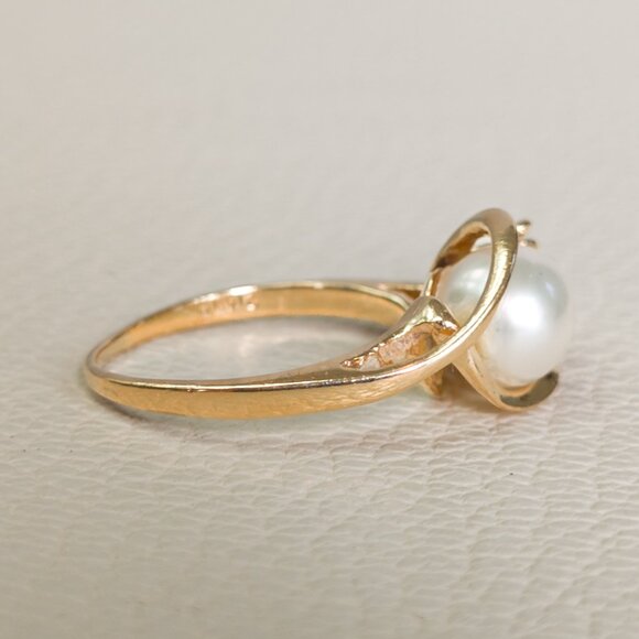 14K Gold Pearl Ring with Diamond Flower Accent - Picture 12 of 15